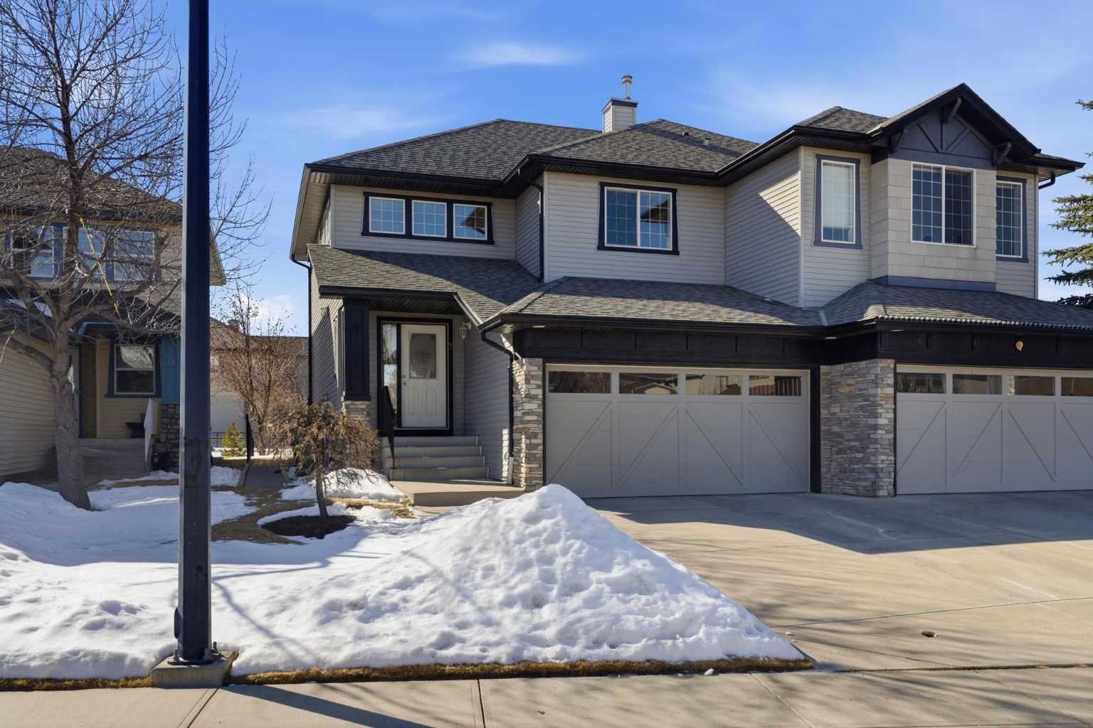 7 Cougar Ridge Bay SW