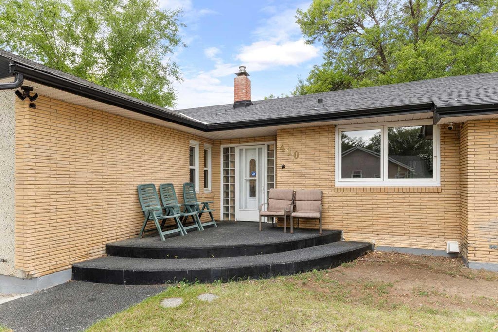 Photo of 410 4 Avenue SW, Medicine Hat, AB T1A 4Z9 (MLS # A2350686)