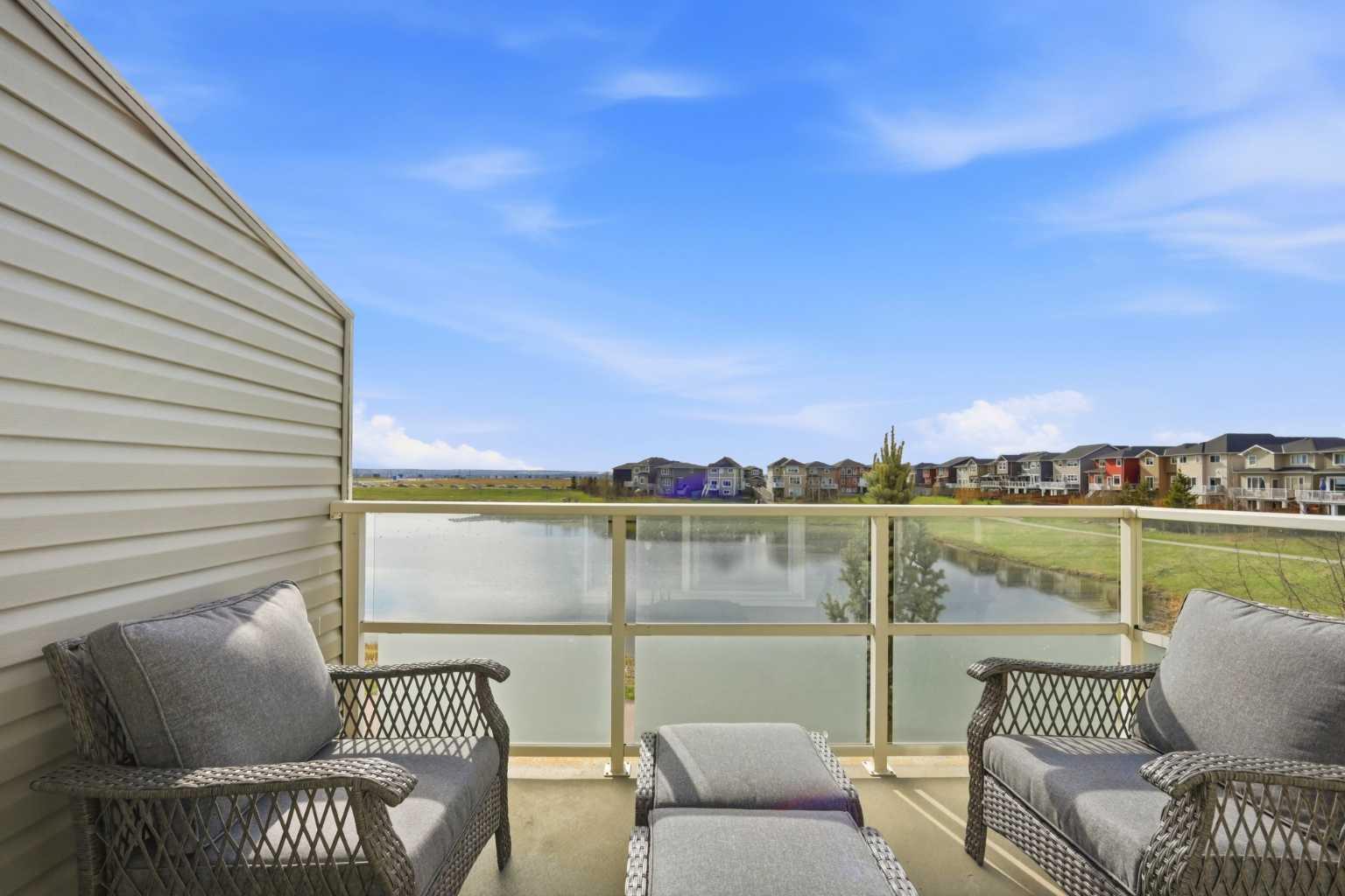 556 Redstone View NE