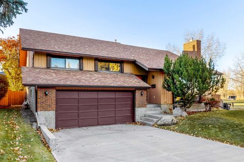 135 Oakfern Way SW Calgary AB T2V 4K2