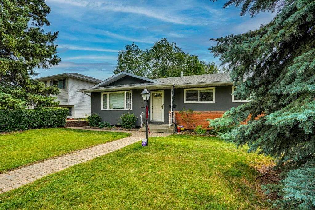 Photo of 5748 Dalmead Crescent NW, Calgary, AB T2A 1E6 (MLS # A2333072)