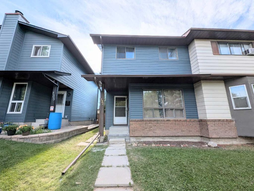 Photo of 137 Bermuda Drive NW, Calgary, AB T3K 1H6 (MLS # A2329250)