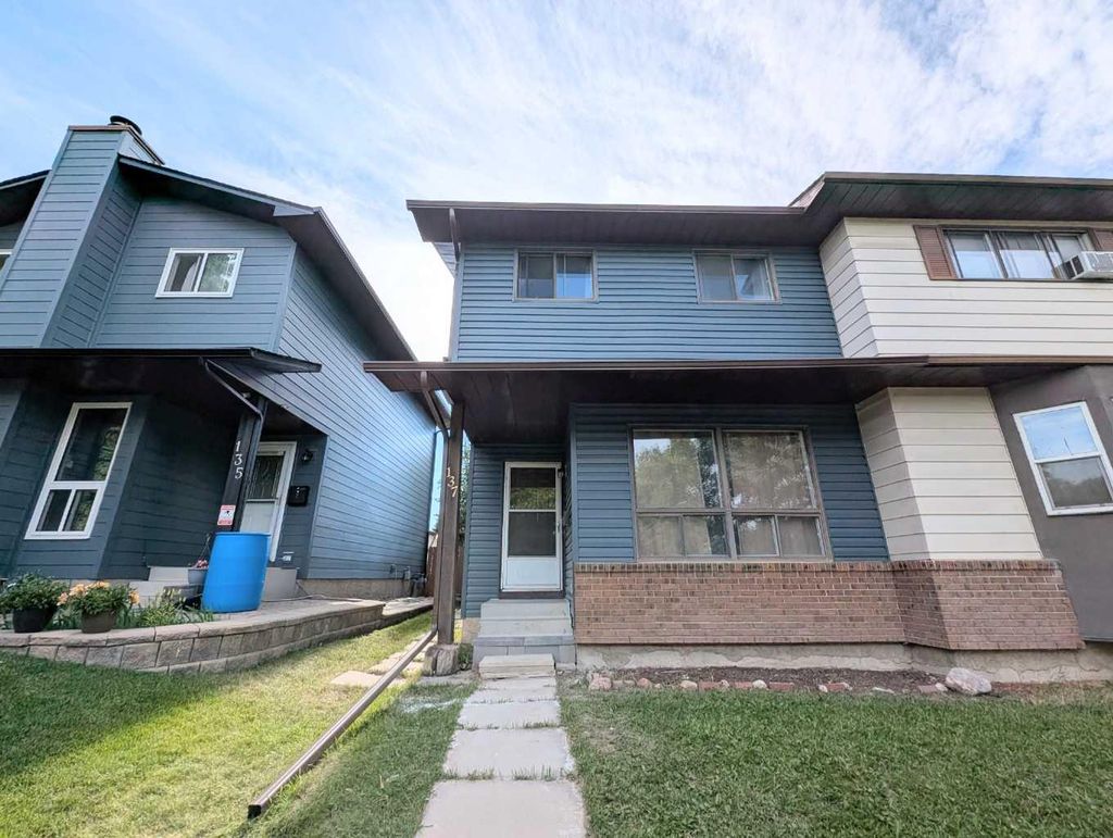 Photo of 137 Bermuda Drive NW, Calgary, AB T3K 1H6 (MLS # A2329250)
