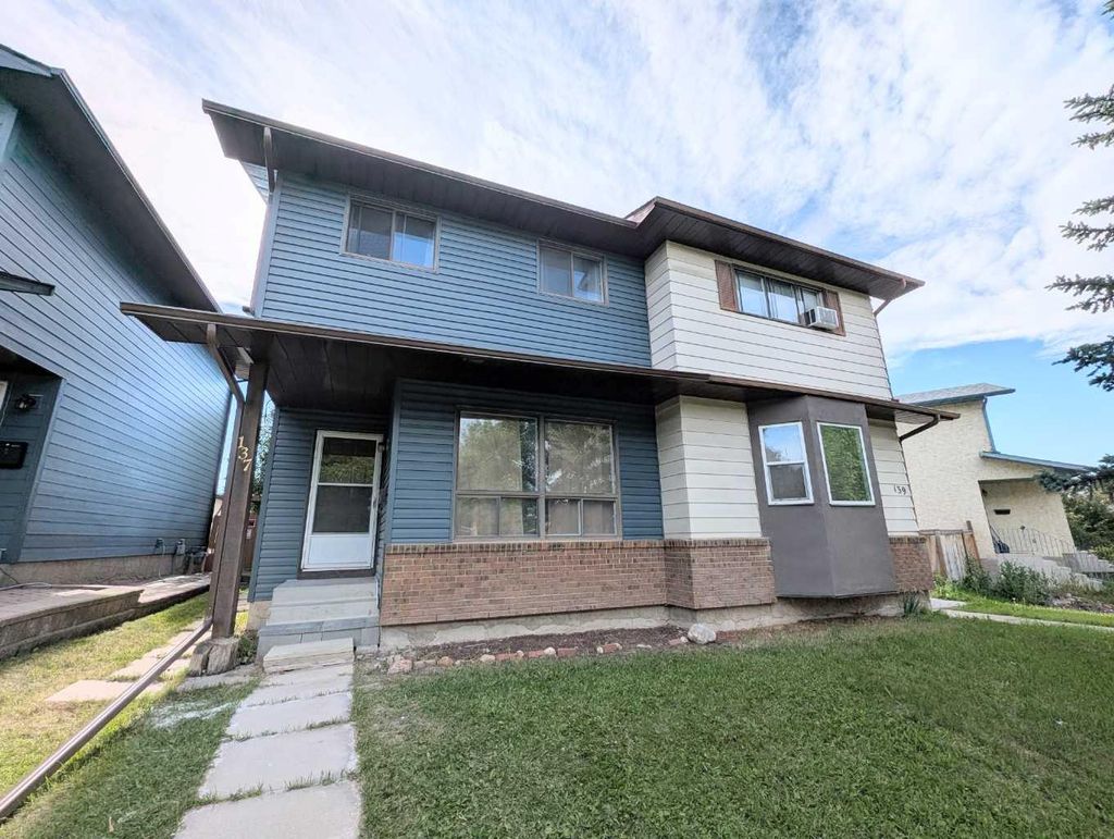 Photo of 137 Bermuda Drive NW, Calgary, AB T3K 1H6 (MLS # A2329250)