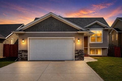 Photo of 83 Valarosa Drive, Didsbury, AB T0H 0W0 (MLS # A2324859)