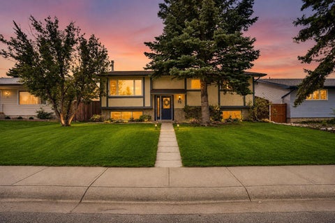 Photo of 35 Queen Isabella Close SE, Calgary, AB T2J 3R2 (MLS # A2339902)