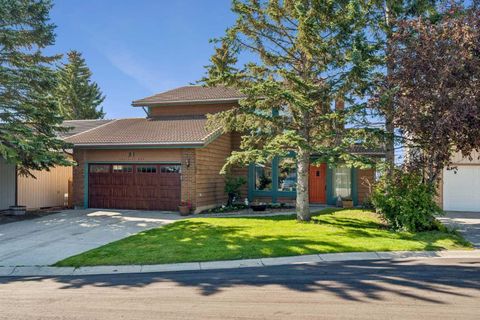 Photo of 31 Edgehill Bay NW, Calgary, AB T3A 2X2 (MLS # A2328443)