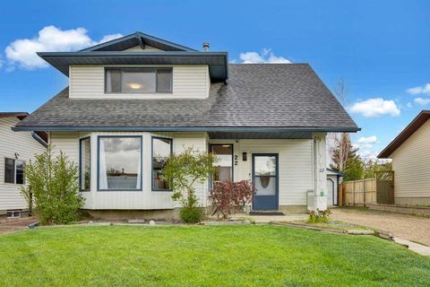 Photo of 22 Sandstone Crescent SE, Airdrie, AB T4B 1T5 (MLS # A2312955)
