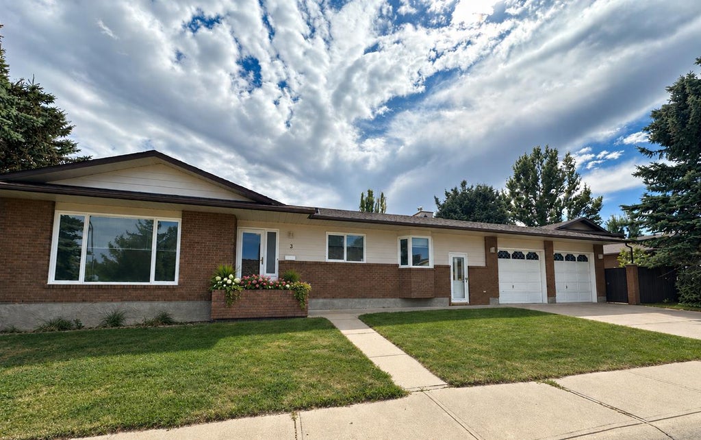 Photo of 3 Kings Crescent S, Lethbridge, AB T1K 5G4 (MLS # A2342713)