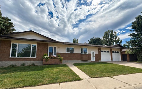 Photo of 3 Kings Crescent S, Lethbridge, AB T1K 5G4 (MLS # A2342713)