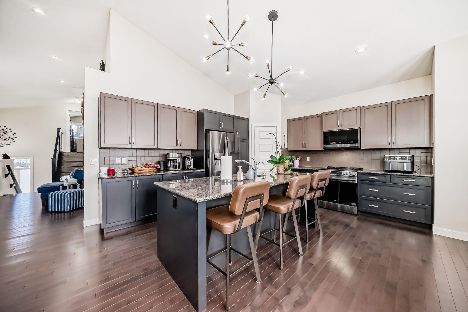 612 Montgomery Close SE