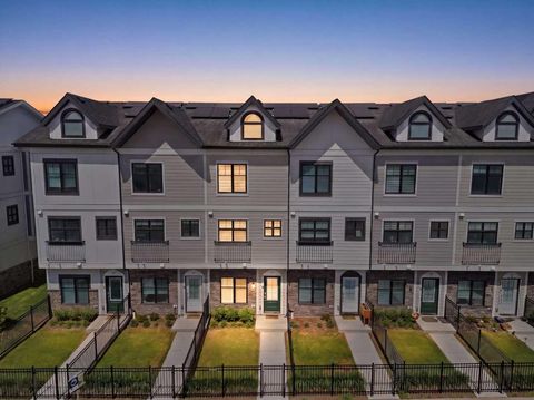 Photo of 11 Les Jardins Park SE, Calgary, AB T2C 5V3 (MLS # A2311719)
