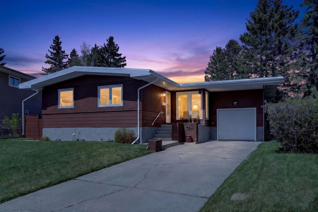 Photo of 26 Cardiff Place NW, Calgary, AB T2K 1S3 (MLS # A2309771)