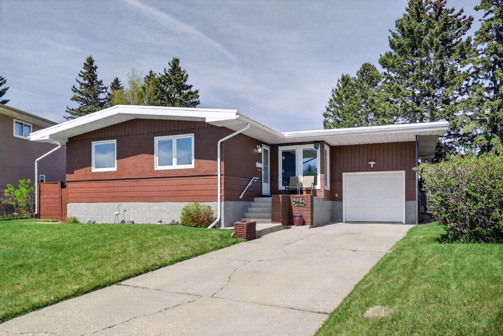 Photo of 26 Cardiff Place NW, Calgary, AB T2K 1S3 (MLS # A2309771)