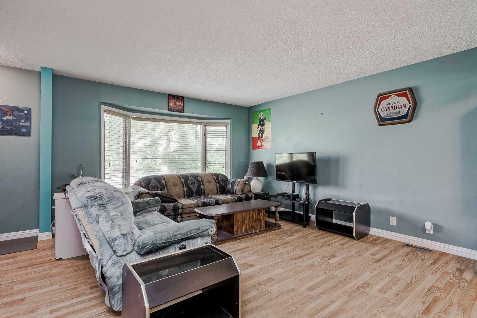 868 Queensland Drive SE