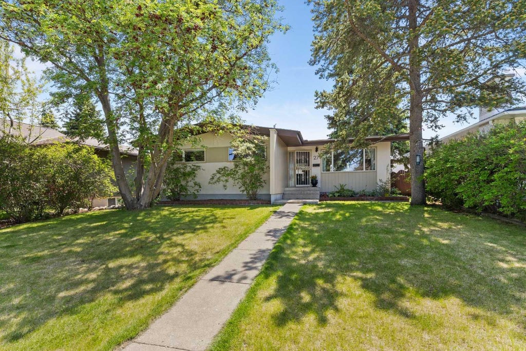 Photo of 27 Gordon Drive SW, Calgary, AB T3E 5A6 (MLS # A2230173)