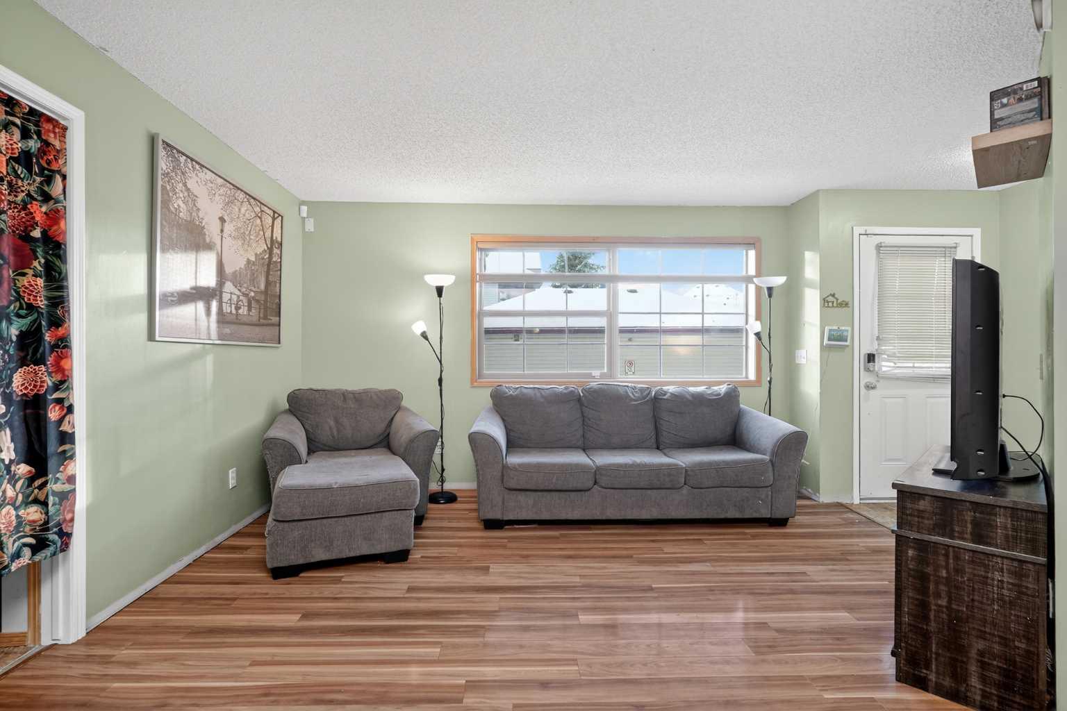 23 Everridge Square SW 105