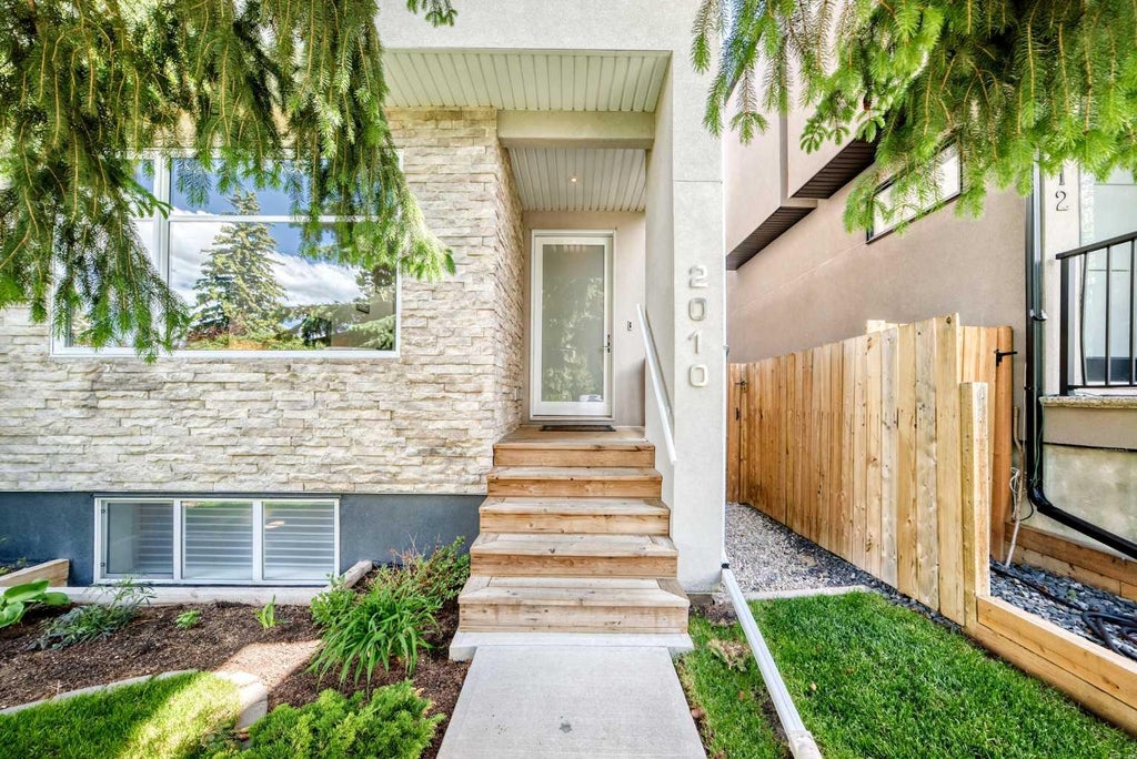 Photo of 2010 32 Street SW, Calgary, AB T3E 2R3 (MLS # A2317099)
