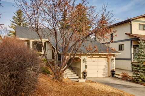 203 Edgeland Road NW Calgary AB T3A 2Y3