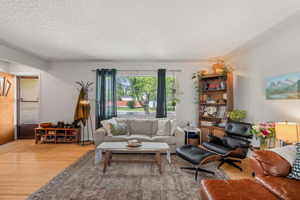 Photo of 1207 40 Avenue NW, Calgary, AB T2K 0G3 (MLS # A2317359)