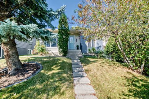 Photo of 208 Woodbine Boulevard SW, Calgary, AB T2W 4K5 (MLS # A2259501) Photo of 208 Woodbine Boulevard SW, Calgary, AB T2W 4K5 (MLS # A2259501)