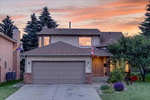 Photo of 14 Hawkdale Gate NW, Calgary, AB T3G 2W6 (MLS # A2326490)