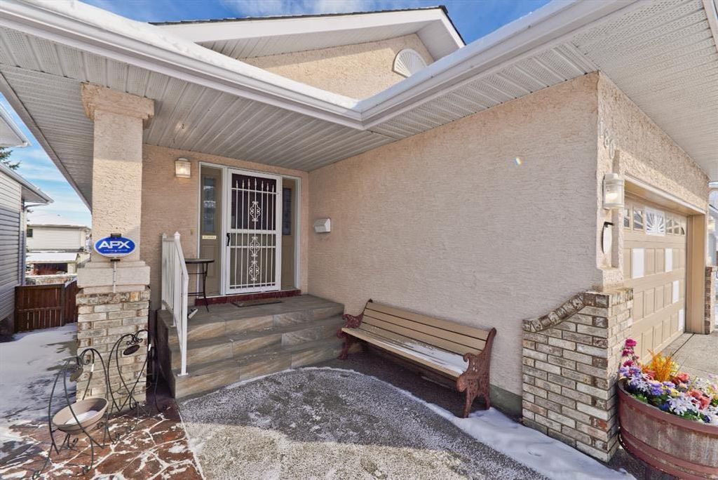 Photo of 180 Hidden Vale Close NW, Calgary, AB T3A 5C7 (MLS # A2285850)