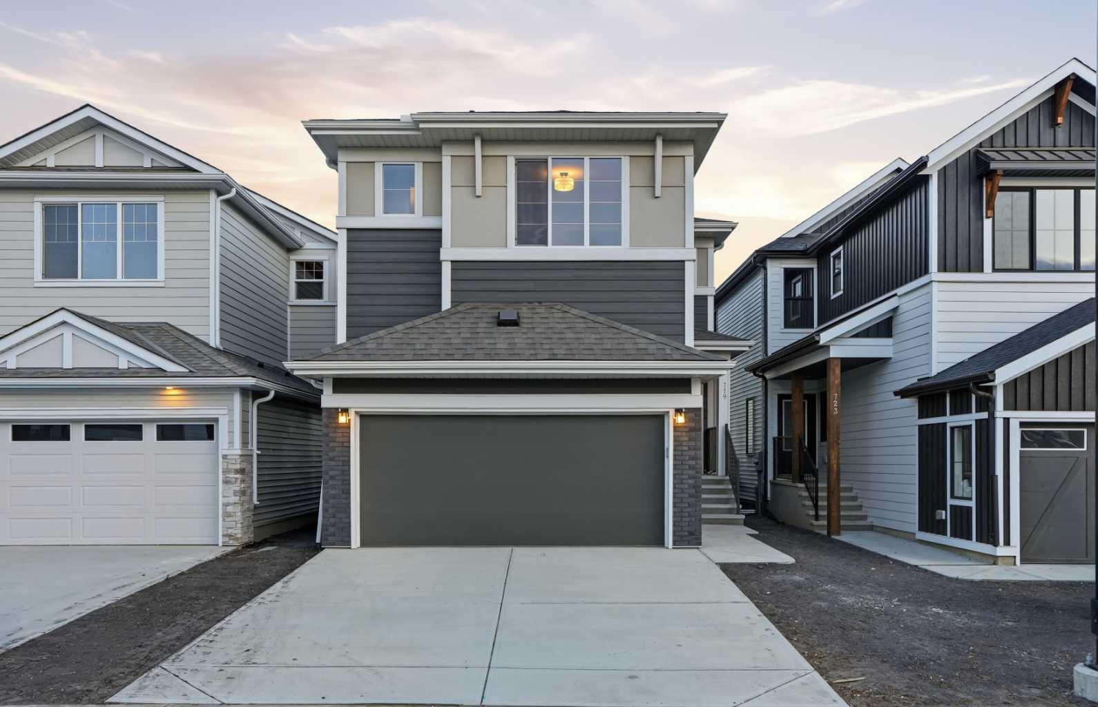 719 Buffaloberry Manor SE