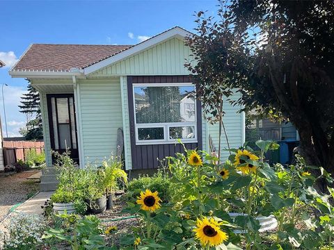 Photo of 147 Erin Ridge Road SE, Calgary, AB T2B 2W2 (MLS # A2284198)