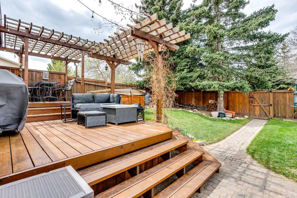 Photo of 15 Bearberry Crescent NW, Calgary, AB T3K 1P9 (MLS # A2314016)