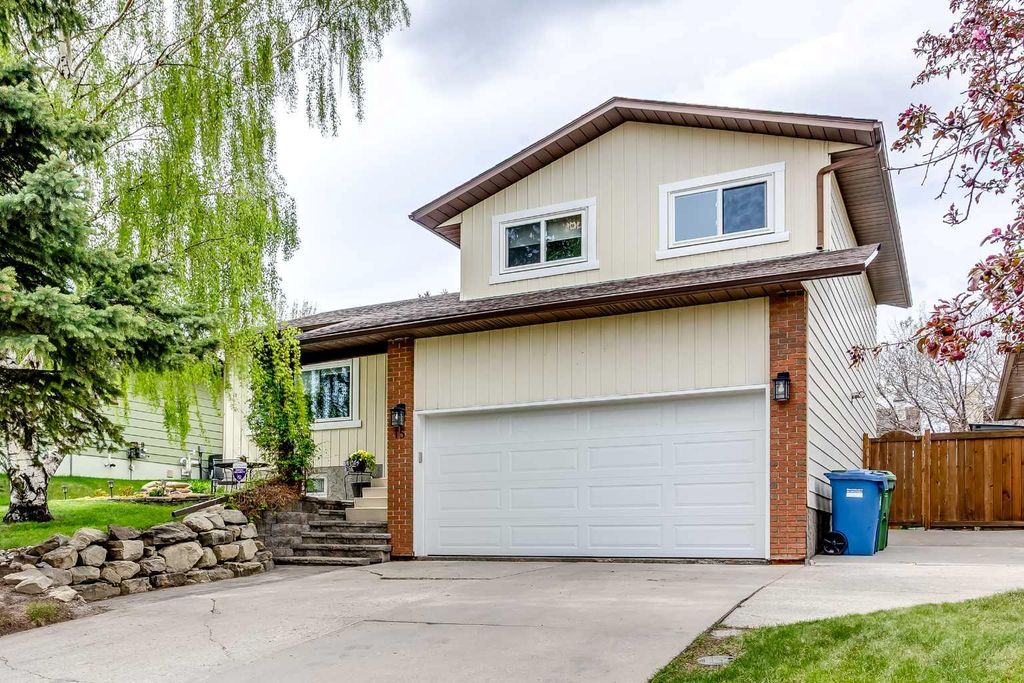 Photo of 15 Bearberry Crescent NW, Calgary, AB T3K 1P9 (MLS # A2314016)
