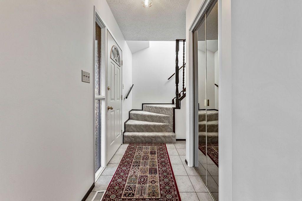 60 Rundlelawn Place NE