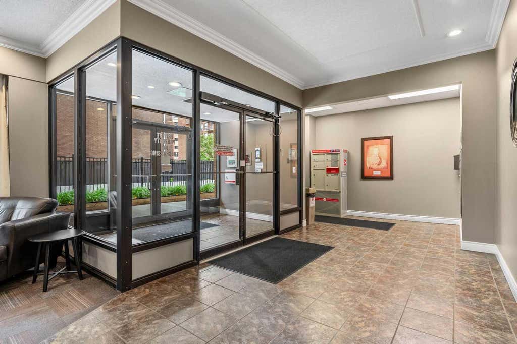 Photo of 1330 15 Avenue SW #405, Calgary, AB T3C 3N7 (MLS # A2313319)