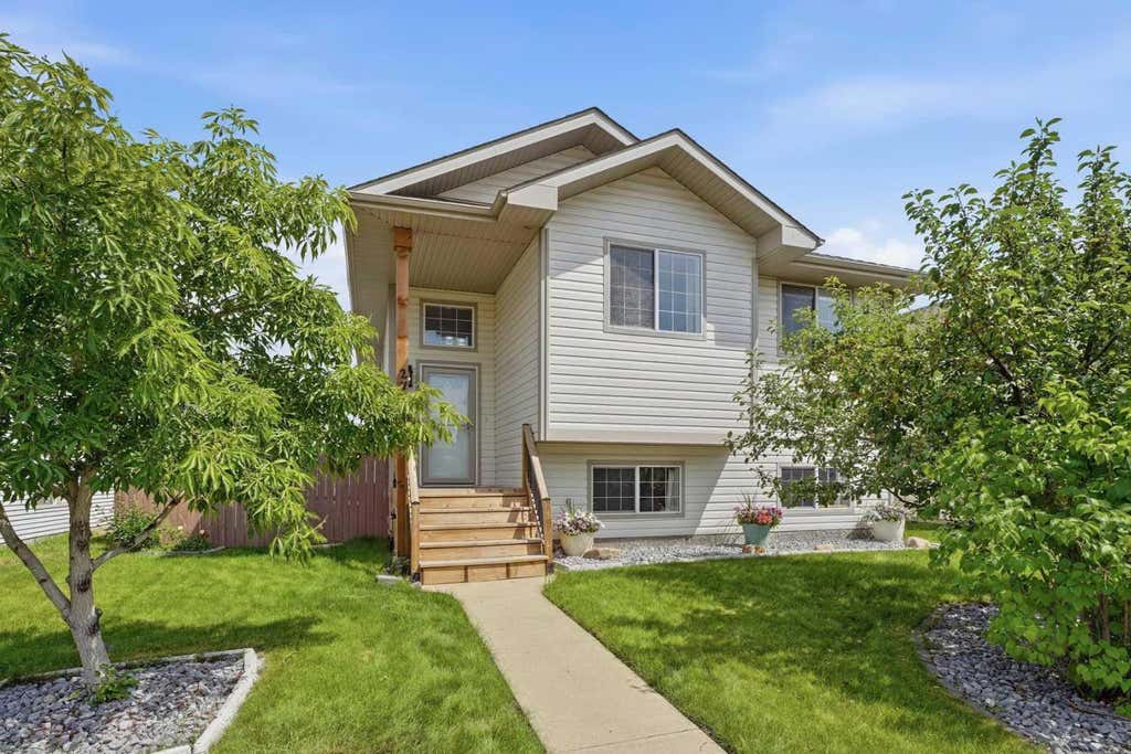 Photo of 27 Hallgren Drive, Sylvan Lake, AB T4S 1W6 (MLS # A2326769)