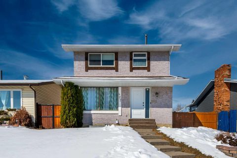 427 Rundlelawn Way NE Calgary AB T1Y 3J4