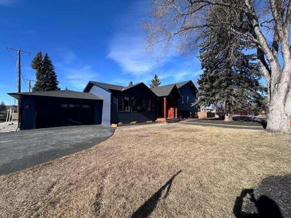 Photo of 1 Spruce Bank Crescent SW, Calgary, AB T3C 3B5 (MLS # A2279926)