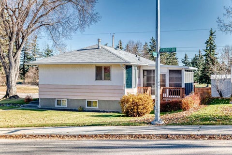Photo of 3 Croydon Road NW, Calgary, AB T2K 1S4 (MLS # A2345642)