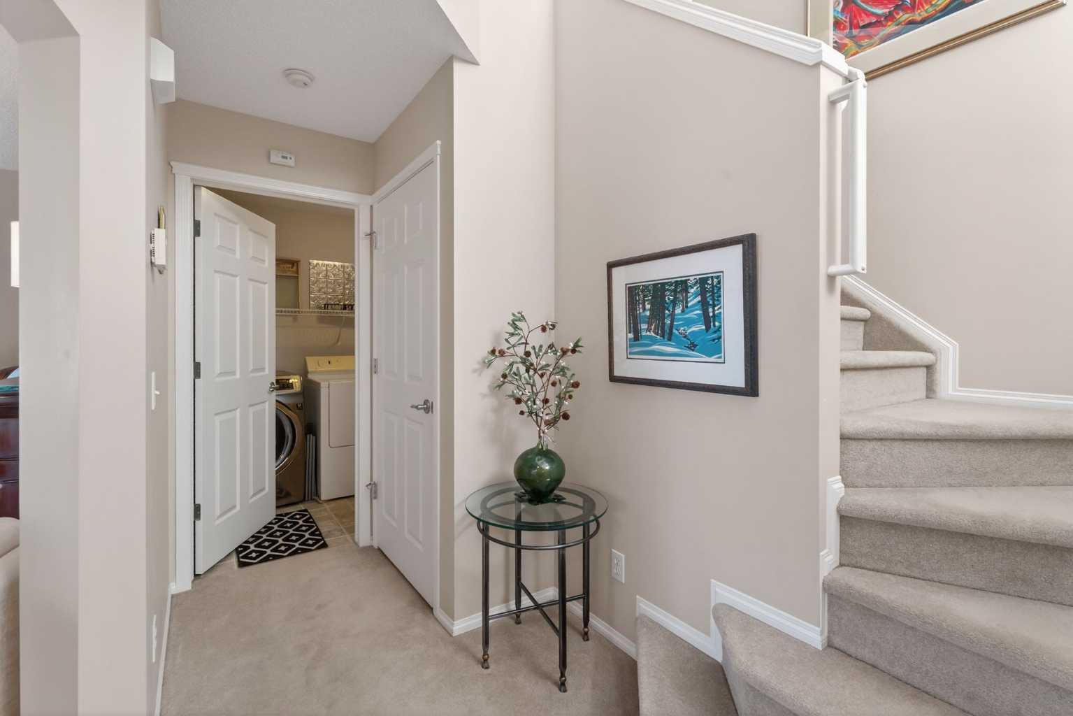 10 Cougar Ridge Bay SW