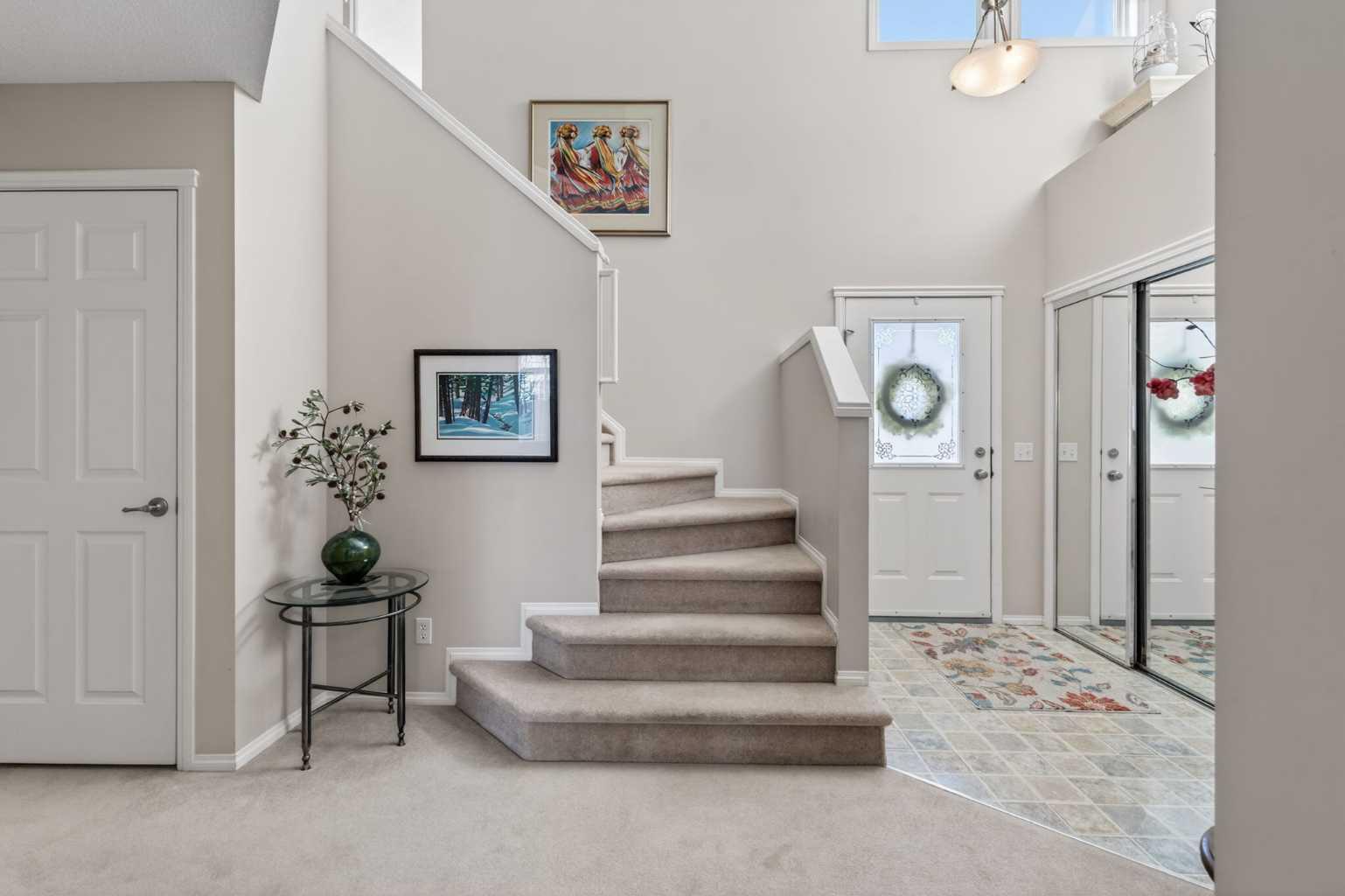 10 Cougar Ridge Bay SW