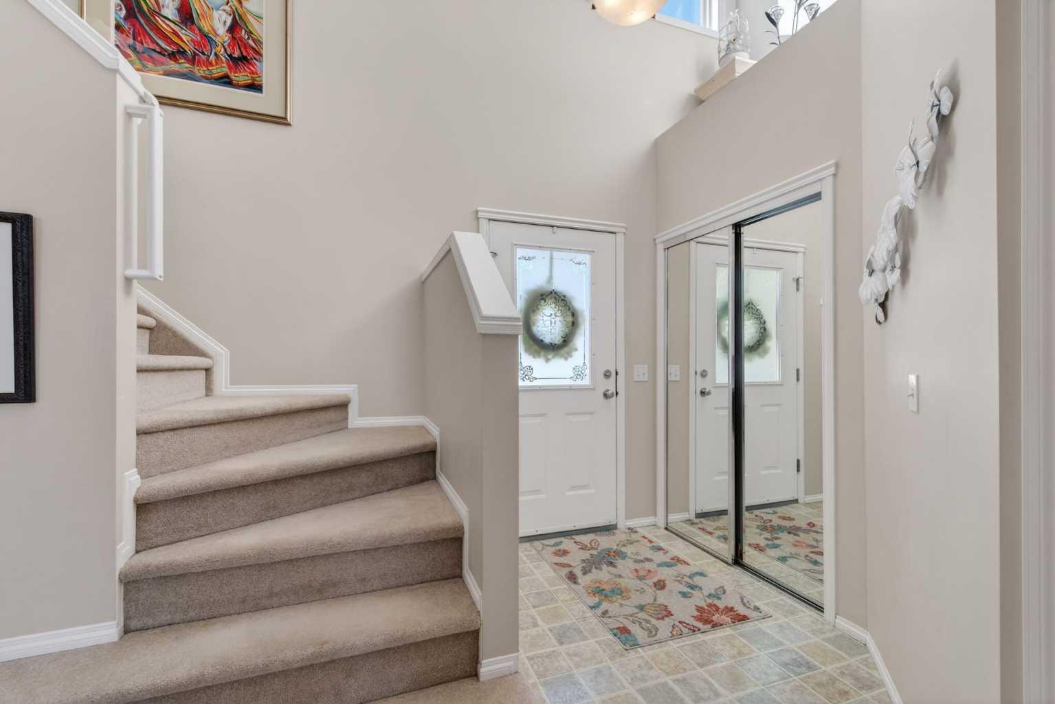 10 Cougar Ridge Bay SW