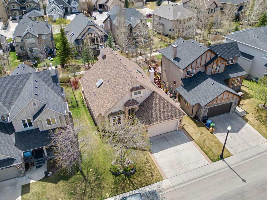 Photo of 183 Discovery Ridge Way SW, Calgary, AB T3H 5G3 (MLS # A2309044)
