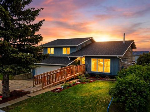 Photo of 28 Larne Place, Penhold, AB T0M 1R0 (MLS # A2322354)