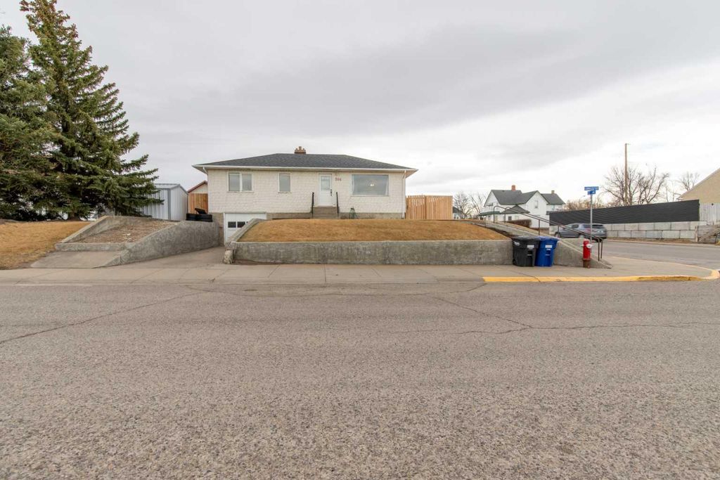 Photo of 304 21 Street, Fort Macleod, AB T0L 0Z0 (MLS # A2291424)