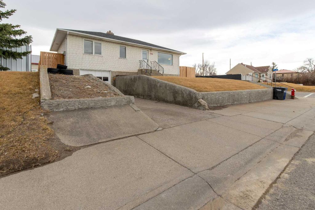 Photo of 304 21 Street, Fort Macleod, AB T0L 0Z0 (MLS # A2291424)