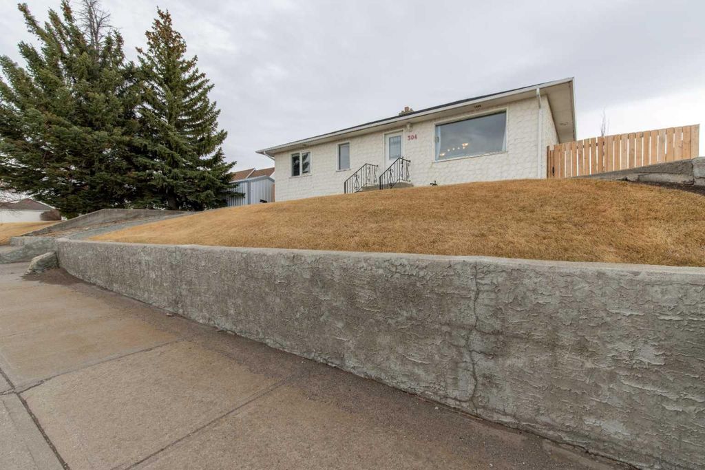 Photo of 304 21 Street, Fort Macleod, AB T0L 0Z0 (MLS # A2291424)