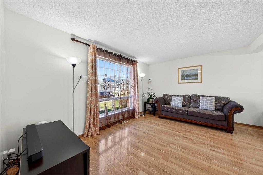 Photo of 124 Martinwood Court NE, Calgary, AB T3J 3H2 (MLS # A2309394)