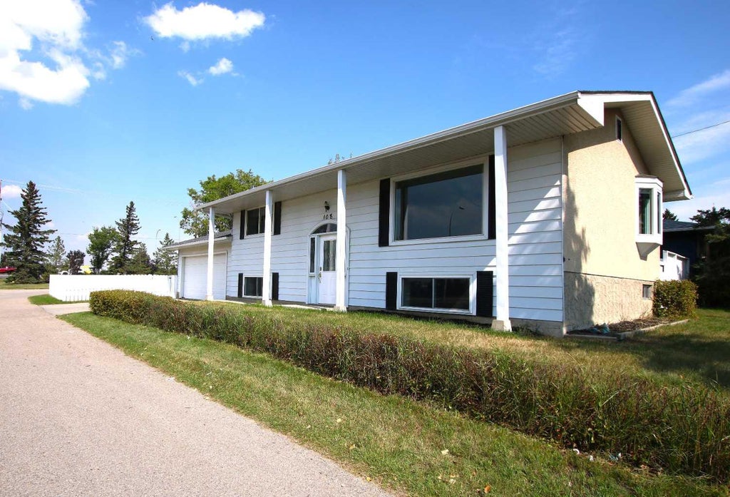 Photo of 108 Flett Drive NE, Airdrie, AB T4B 1N2 (MLS # A2340726)
