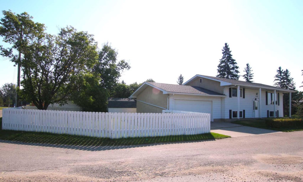 Photo of 108 Flett Drive NE, Airdrie, AB T4B 1N2 (MLS # A2340726)