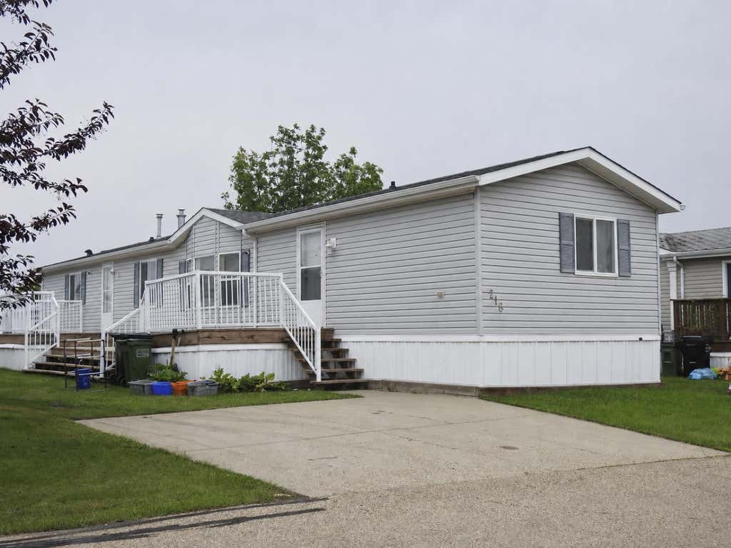 Photo of 218 Oak Wood Drive NW, Edmonton, AB T6P 0A4 (MLS # A2330981)