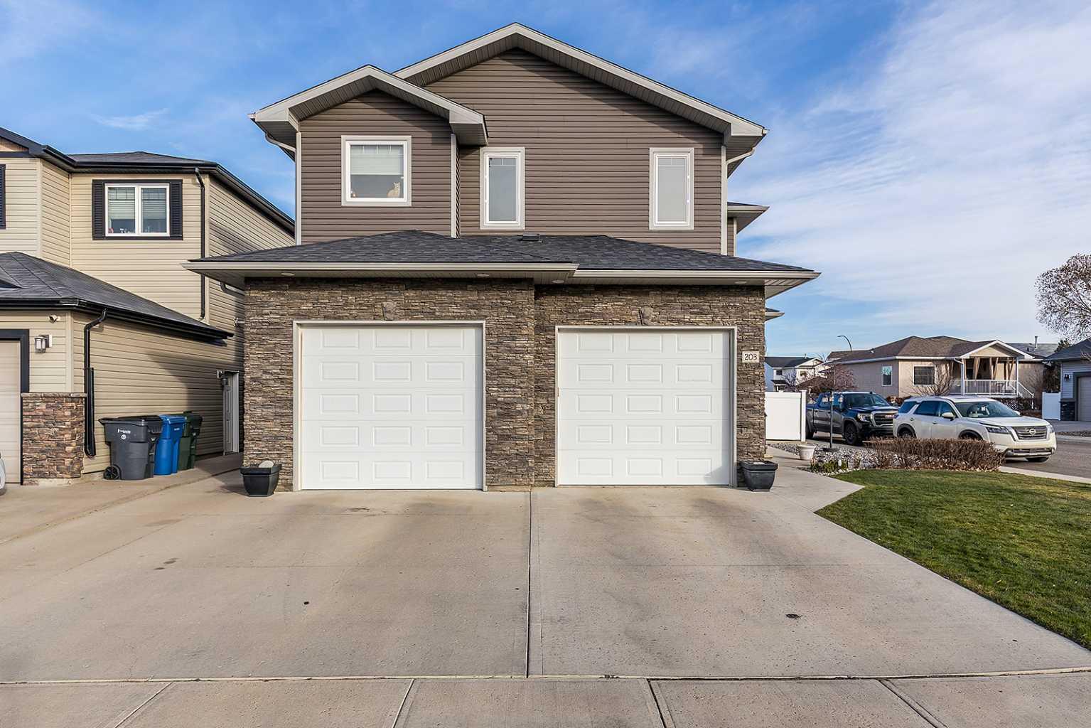 203 Sterling Crescent SE